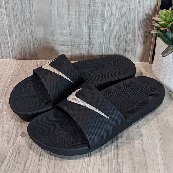 2017 Nike Junior Black White Kawa Slides Sandals Juniors size 6 - Picture 3 of 12